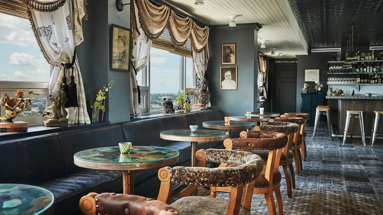 24 أفضل الحانات في نيو أورلينز لتجربة البيرة المحلية، السازراك،