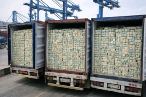 أزمة السيولة الطارئة تكشف عن عمق الموقف.. دخول حاويات بمليارات الريالات إلى بنك عدن المركزي – شاشوف