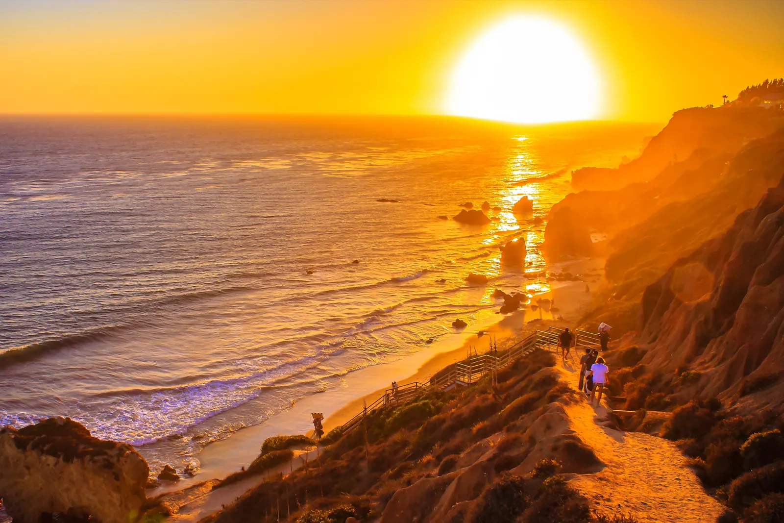 صورة قد تحتوي على طبيعة في الهواء الطلق، سماء، ضوء الشمس، شروق الشمس، أفق، مشهد، غروب الشمس، توهج، ضوء، شاطئ وساحل