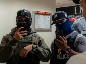 إليك التكنولوجيا التي تدعم حملة الترحيل في ICE