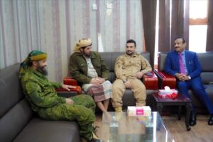 اخبار المناطق – المحافظ بن الوزير يجتمع بمجموعة من قادة قوات العمالقة