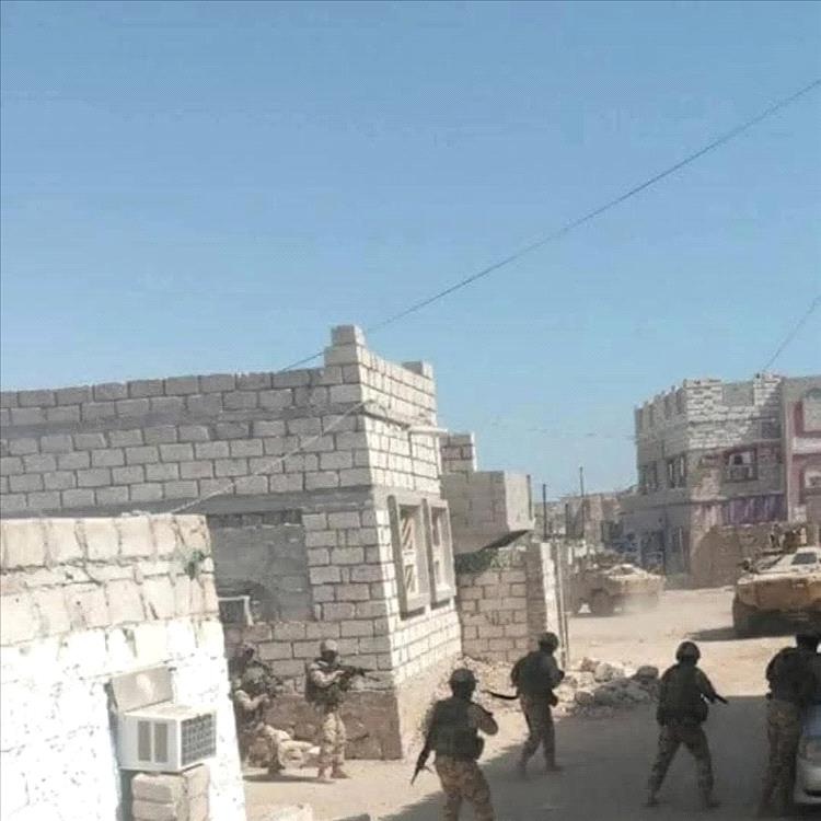 مداهمة أمنية في الشحر تسفر عن ضبط أسلحة ومركبات منهوبة