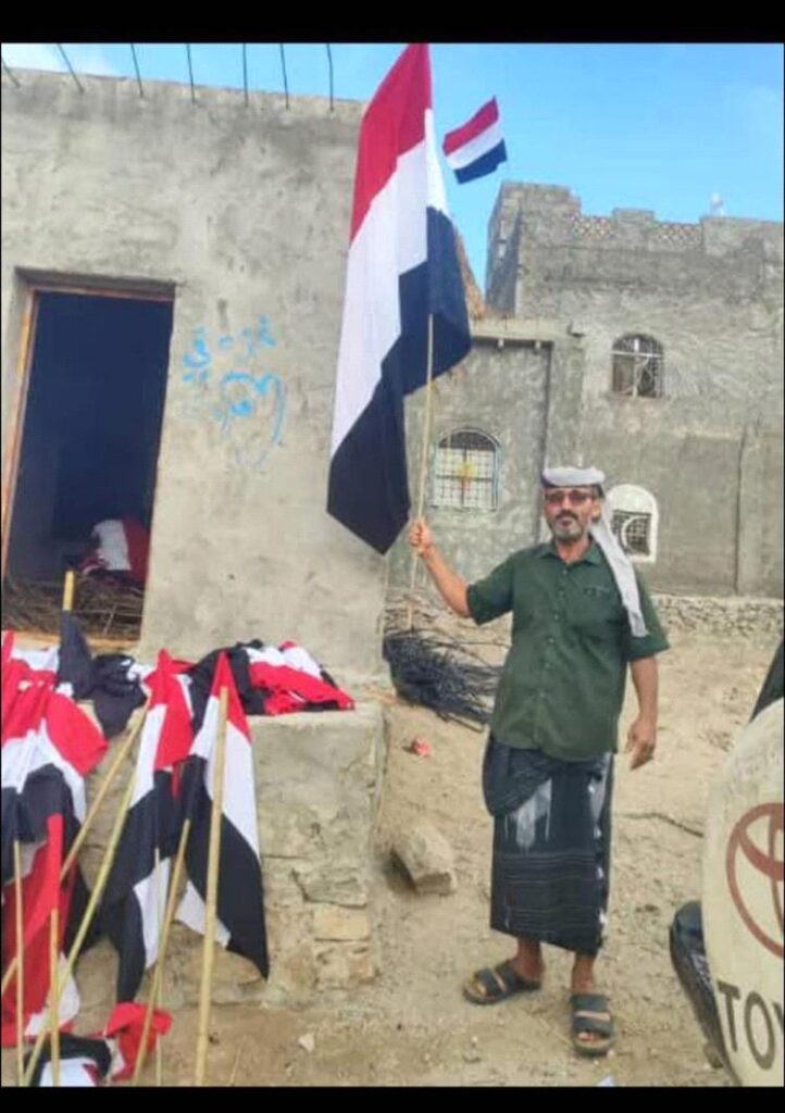 مواطنون في لحج يرفعون أعلام الجمهورية مجددًا بعد حظر استمر قرابة 10 سنوات