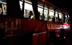 اخبار المناطق – وفاة فرد وإصابة آخرين في حادث تصادم بين حافلة نقل جماعي ومقطورة غاز على خط صافر
