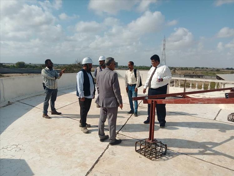 وكيل وزارة الزراعة ومدير مكتب الزراعة بلحج يتفقدان مشروع إعادة تأهيل المركز الوطني لبحوث الثروة الحيوانية