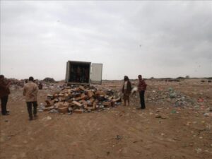 اخبار عدن – إدارة البيئة في المنصورة تتخلص من 9000 عبوة جبن فاسدة