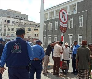 اخبار عدن – إدارة المرور في عدن تبدأ تركيب لافتات إشارات المرور في الشوارع