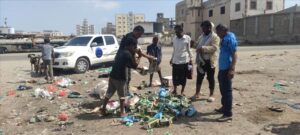 اخبار عدن – إدارة صحة وبيئة المنصورة تتخلص من كميات كبيرة من “شمة الحوت”