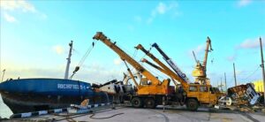 اخبار عدن – استخراج ثاني أكبر سفينة غارقة في ميناء الصيد بعدن استعدادًا لعملية إعادة التشغيل