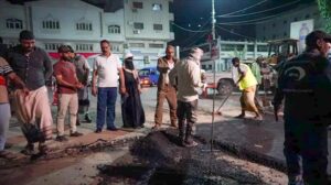 اخبار عدن – العقربي وبن جرادي يتابعان تقدم أعمال تعبيد شارع البلدية في مديرية صيرة