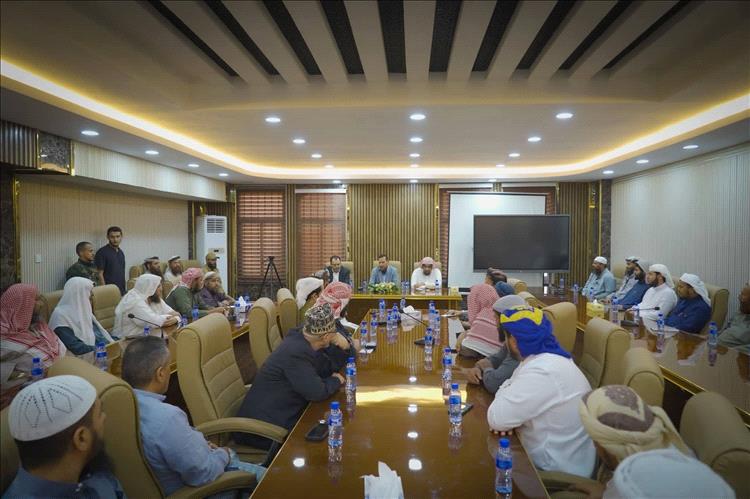 اخبار عدن – المحافظ عبد الرحمن شيخ يجتمع بإدارة الأوقاف وخطباء المساجد ويشدد على أهمية التوجيه المناسب للموارد