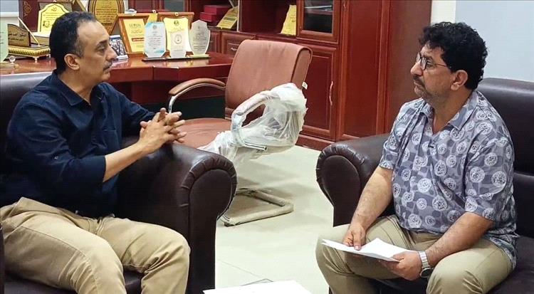 القائم بأعمال الصحة في عدن يناقش خطة مركز الطوارئ والاسعاف 195وصحة الموانئ للعام 2026