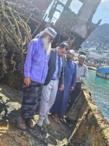 اخبار عدن – الوزير السقطري يقوم بجولة تفقدية لأعمال رفع السفن الغارقة في ميناء الصيد ويؤكد على أهمية الإجراءات.