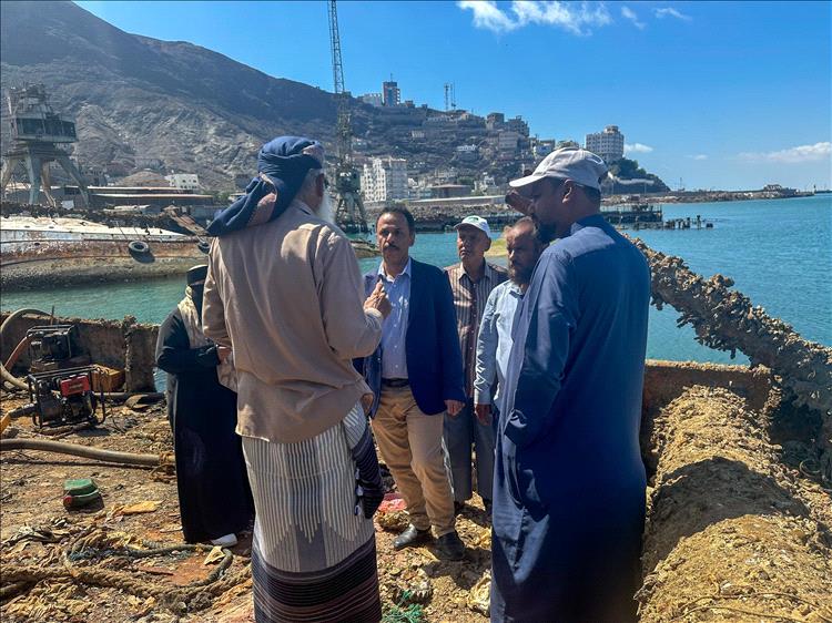 الوكيل غازي لحمر يتفقد أعمال إنتشال السفن الغارقة في حوض ميناء الاصطياد السمكي بعدن تمهيدًا لإعادة تأهيله