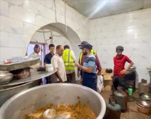 اخبار عدن – بن جرادي يقوم بحملة ميدانية لمراقبة المطاعم المخالفة لمعايير النظافة في صيرة بعدن