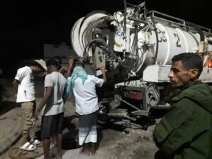 اخبار عدن – بناءً على توجيهات مدير عام خورمكسر… لجنة الخدمات تعالج مشكلة طفح مياه الصرف الصحي في حي الرشيد