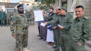 اخبار عدن – تكريم ثلاثة جنود من شرطة الشعب بالبريقة لنجاحهم في القبض على المتهمين في قضية اختطاف طفلة.