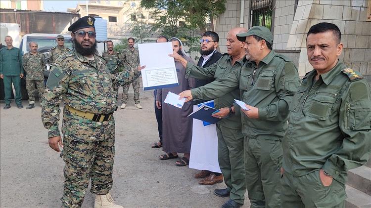 تكريم ( 3 ) جنود من شرطة الشعب بالبريقة نجحوا بضبط متهمين في قضية إختطاف طفلة من الحديدة إلى عدن