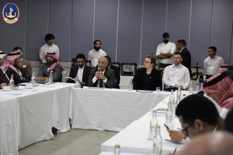 رئيس مصلحة خفر السواحل اليمنية يشارك في اجتماع احاطة الشركاء الدوليين من البعثات الدبلوماسية المعتمدة لدى بلادنا