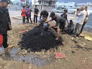 اخبار عدن – فرق الصيانة في مؤسسة مياه عدن تقوم بأعمال تنظيف وإزالة الانسدادات في شبكات الصرف الصحي