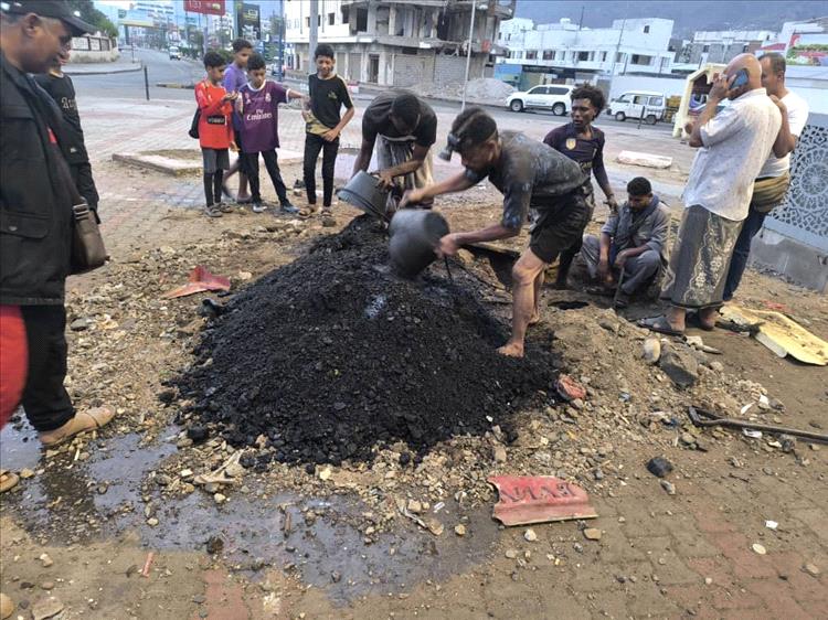 فرق الصيانة بمؤسسة مياه عدن تنفذ أعمال تصفية وفتح انسدادات في شبكات الصرف الصحي بالمعلا