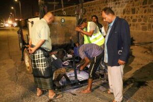 اخبار عدن – مؤسسة المياه في عدن تقوم بأعمال تنظيف لخط ضخ الصرف الصحي القائدي في المعلا باستخدام