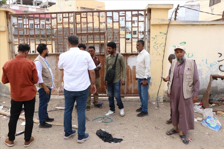 مؤسسة مياه عدن تسلّم موقع مشروع تركيب منظومة طاقة شمسية لـ11 محطة صرف صحي للجهة المنفذة