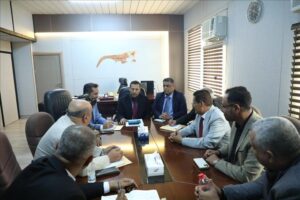 اخبار عدن – محافظ عدن يتولى قيادة اجتماع مع وكلاء المحافظة لتنظيم المهام وتحسين أداء الخدمات.