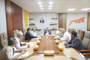 اخبار عدن – محافظ عدن يستعرض سُبُل تنظيم النقل والمرور ويتفقد سير العمل في مصافي عدن