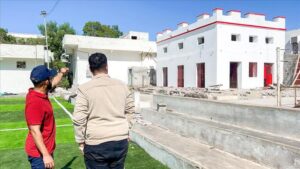 اخبار عدن – مدير صيرة يطلع على تقدم المشاريع المنفذة في نادي التلال بتمويل محلي