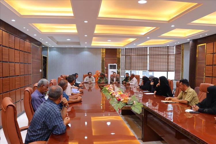 مدير عام خورمكسر  يبحث مع وكيل محافظة عدن لشؤون الدفاع والأمن الأوضاع الأمنية