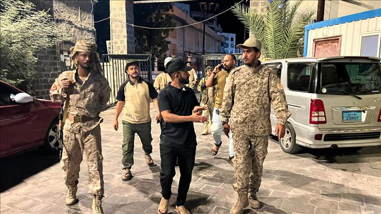 مدير عام صيرة يستقبل قوات العمالقة استعدادًا لانتشارها في المرافق والمواقع الحيوية بعدن