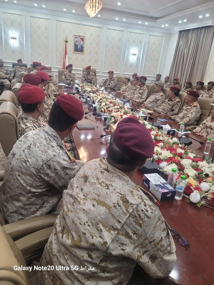 نائب رئيس هيئة الأركان العامة يعقد اجتماع للوقوف أمام المستجدات العسكرية ويرحب بجهود القيادة ودعم الأشقاء السعوديين