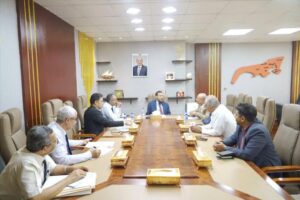 اخبار عدن – وزير الدولة ومحافظ عدن يتحدث عن أساليب تحسين العمل في قطاعات النقل والمرور ومصافي عدن