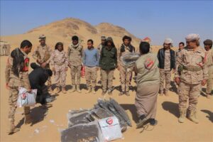 اخبار وردت الآن – مأرب: مؤسسة وطن تنظم مشروع توزيع الملابس الشتوية للمقاتلين في الجبهات