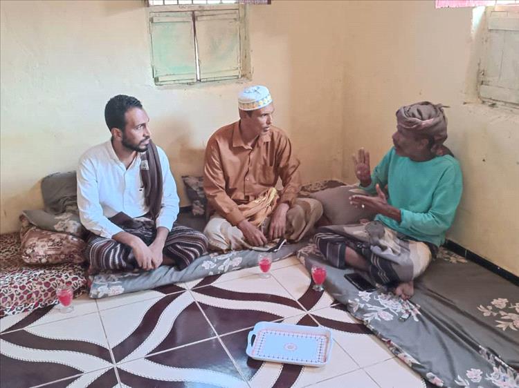 قيادة مكتب الإعلام بمديرية أحور تطمئن على الحالة الصحية للإعلامي عبدالله الطحر