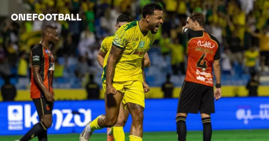 بند الـ 15 مباراة يثير الجدل .. كواليس مفاوضات الهلال والخليج لضم جوشوا كينغ