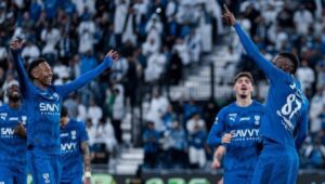 الهلال والقادسية يحققان انيوزصارات على الفيحاء، بينما الاتحاد والتعاون يقتسمان نقاط المباراة مع الحزم في الدوري السعودي.