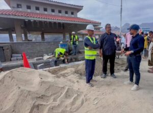 تقارير عدن – بن جرادي يقوم بجولة في مشروع تجديد طريق قلعة صيرة في عدن