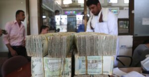 تقرير عالمي يسلط الضوء على فجوة سعرية تؤثر سلباً على دخل اليمن رغم استقرار سعر الصرف.. وتشوهات في السوق تهدد الملايين – شاشوف