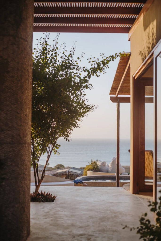 الصورة قد تحتوي على عمارة، مبنى، فندق، منتجع، أماكن داخلية، تصميم داخلي، طبيعة، منزل وسكن