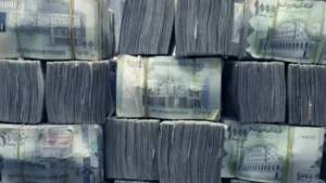 عاجل: تراجع مذهل في أسعار الصرف في صنعاء مقارنةً بعدن… الفارق يبلغ 300%!