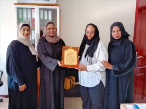 عدن نيوز – مبادرة مسار السلام تكرم المدربة آثار علي تقديراً لمساهمتها الفعالة في الخطة المحلية لـ.