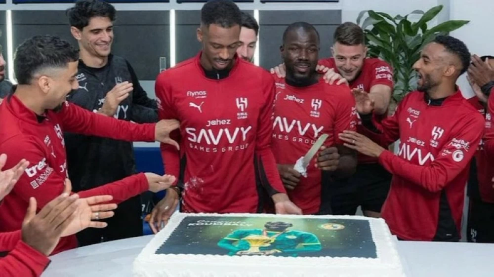 لاعبو الهلال يحتفلون بزميلهم خاليدو كوليبالي.