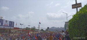 عناوين عدن – محتجون يؤدون صلاة الجمعة في ساحة العروض بخور مكسر قبل مظاهرة تدعا بحل القضية.