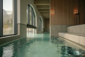 في سبا صحي جديد على بحيرة لويز، الاستمتاع بالمياه الحرارية وإطلالات الجبال