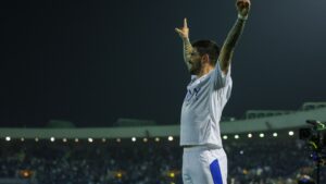 فيديو: هدف مميز يمنح نجم الهلال جائزة فريدة | كووورة