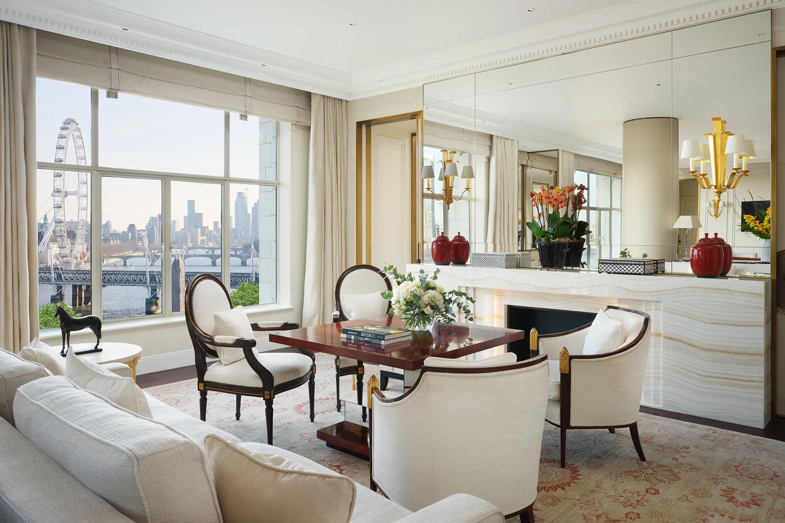 الصورة قد تحتوي على ديكور المنزل، أثاث، طاولة، عمارة، مبنى، داخلي، غرفة معيشة، غرفة، وغرفة طعام