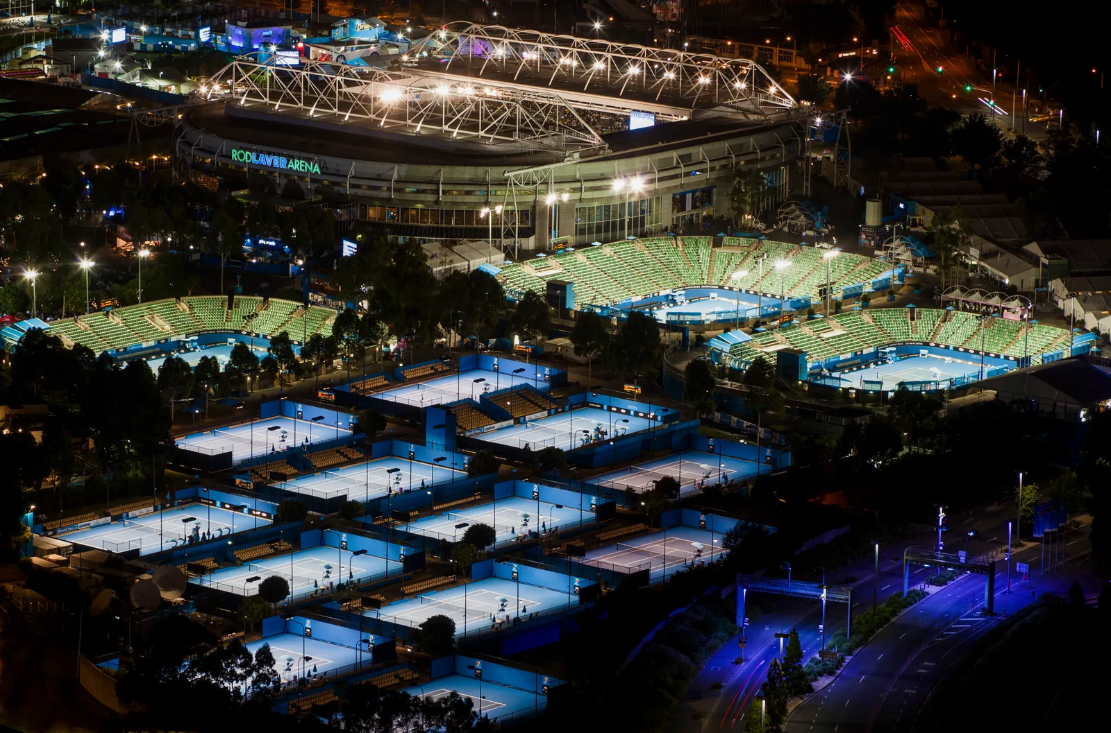 الصورة قد تحتوي على: هواء طلق، عمارة، ساحة، مبنى، ملعب، منظر جوي، مسبح، بركة سباحة وماء