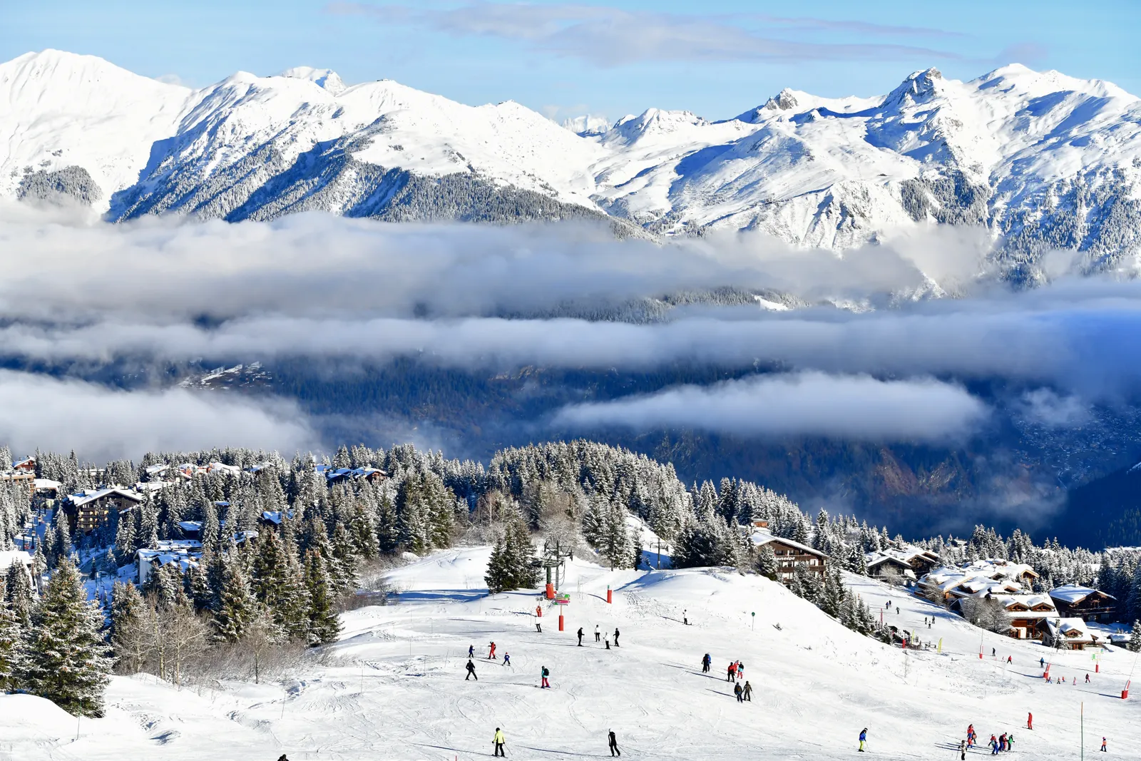 قد تحتوي الصورة على عناصر طبيعية في الهواء الطلق وشخص الثلج ورياضات التزلج والنشاطات الترفيهية